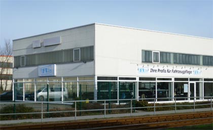 Blick von der Magdeburger Landstrasse auf unsere Halle